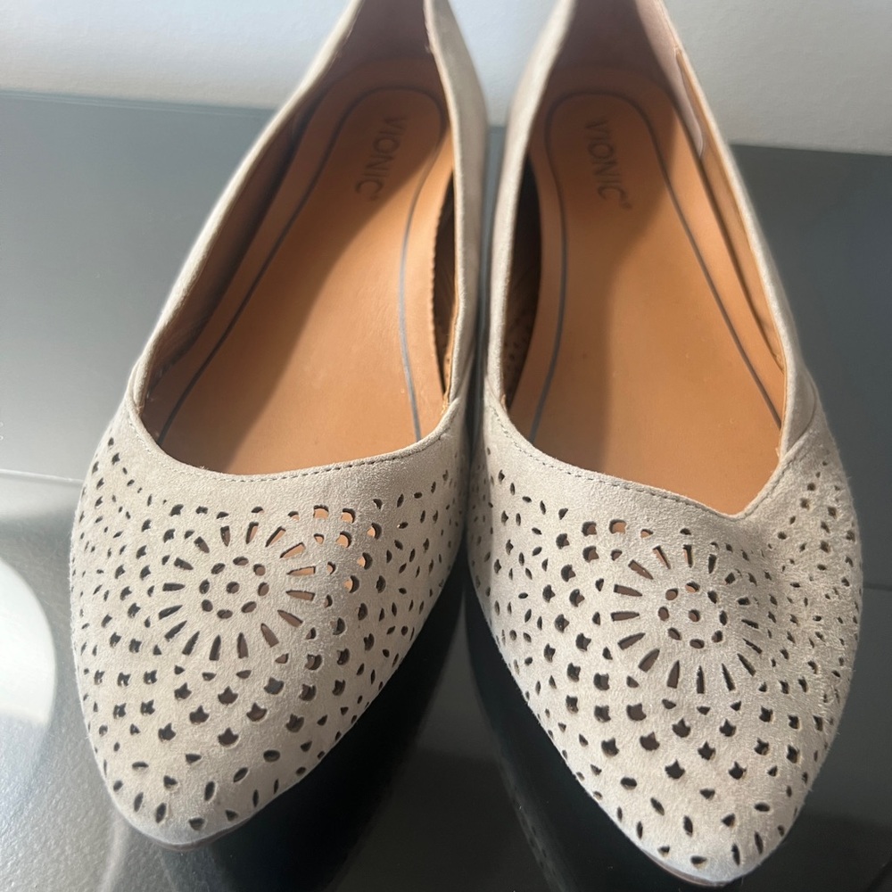 Vionic Women's Beige Perforated Flats Suede Size 9